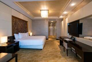 Курортные отели Shahdag Hotel & Spa Шахдаг Номер Делюкс с кроватью размера "king-size" и видом на Плазу.-1
